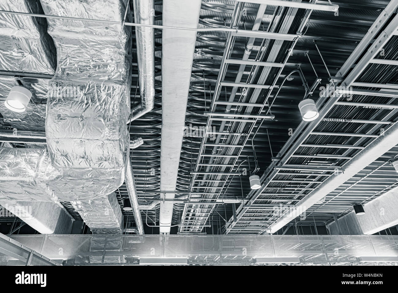 Decke Luftleitung Belüftung und verwaltet Daten Kabel in eine Seilbahn auf das Büro Dach Stockfoto