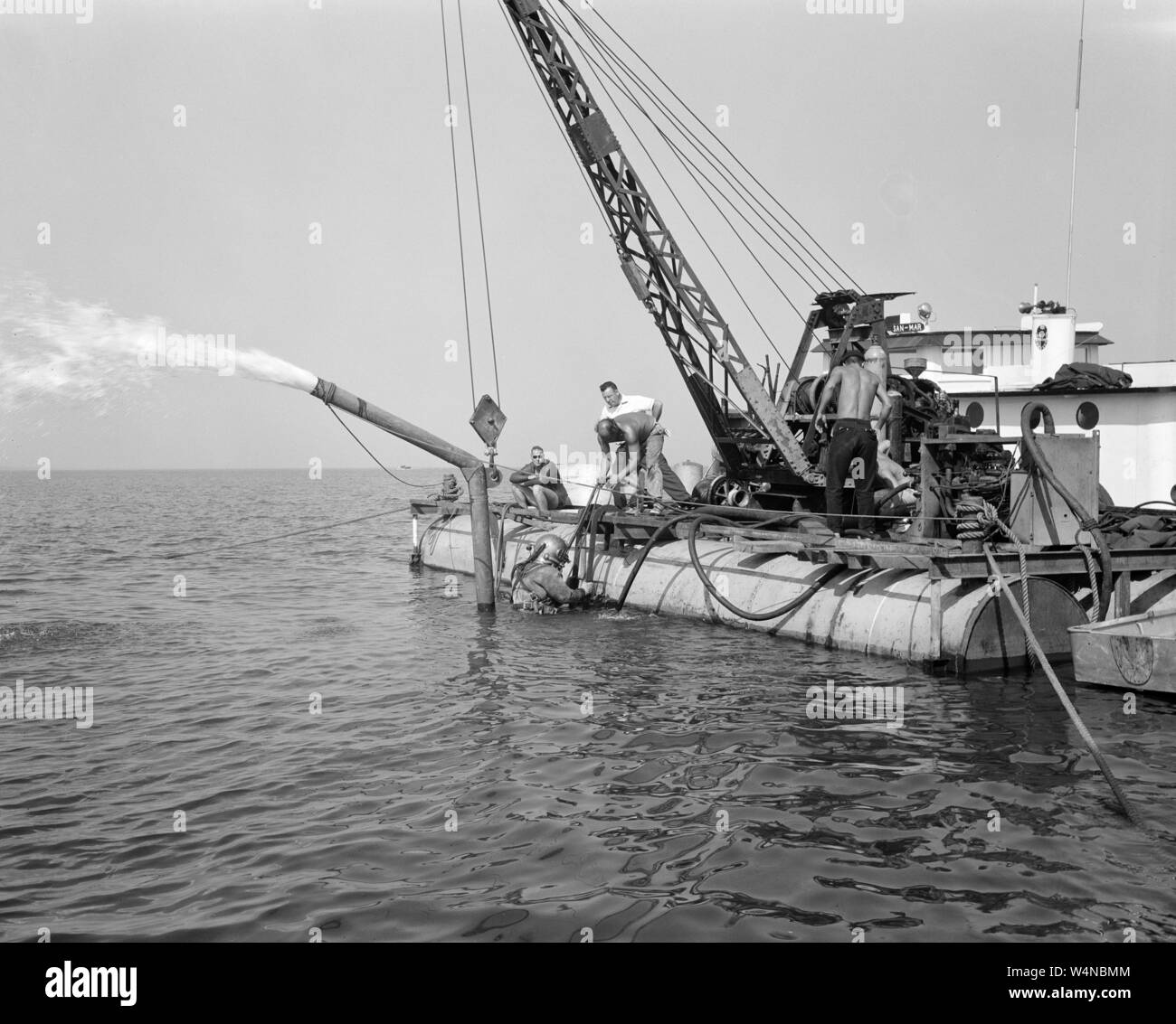 Diver taucht nach der Reinigung die Pflaume Bach Wasser Pumpen in Lake Erie, 1961. Mit freundlicher Genehmigung der Nationalen Luft- und Raumfahrtbehörde (NASA). () Stockfoto