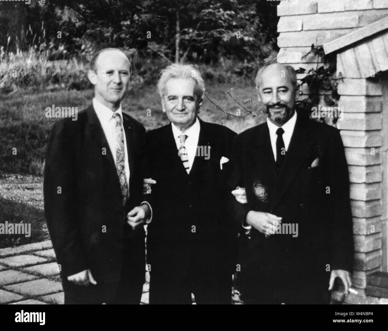 Dr. William Pickering, Dr. Theodor von Karman, und Dr. Frank J Malina posieren für ein Foto, 1960. Mit freundlicher Genehmigung der Nationalen Luft- und Raumfahrtbehörde (NASA). () Stockfoto