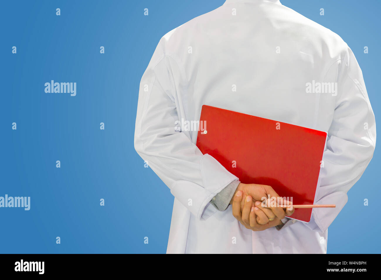 Inspektor Übersicht oder Qualitätskontrolle Mann checker stand mit Checkliste mit Kopie Raum isoliert Stockfoto