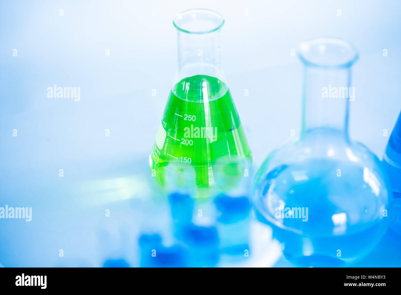 Labor Forschung Wissenschaftliche Glaswaren für chemische Medical Science Lab Hintergrund Stockfoto
