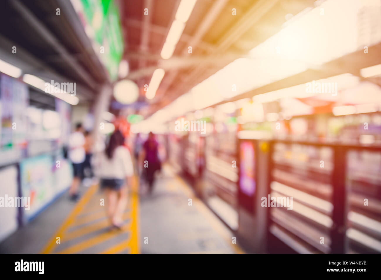 Plattform bฺlur Sky Train Station von Bangkok BTS City Transport für Hintergrund Stockfoto