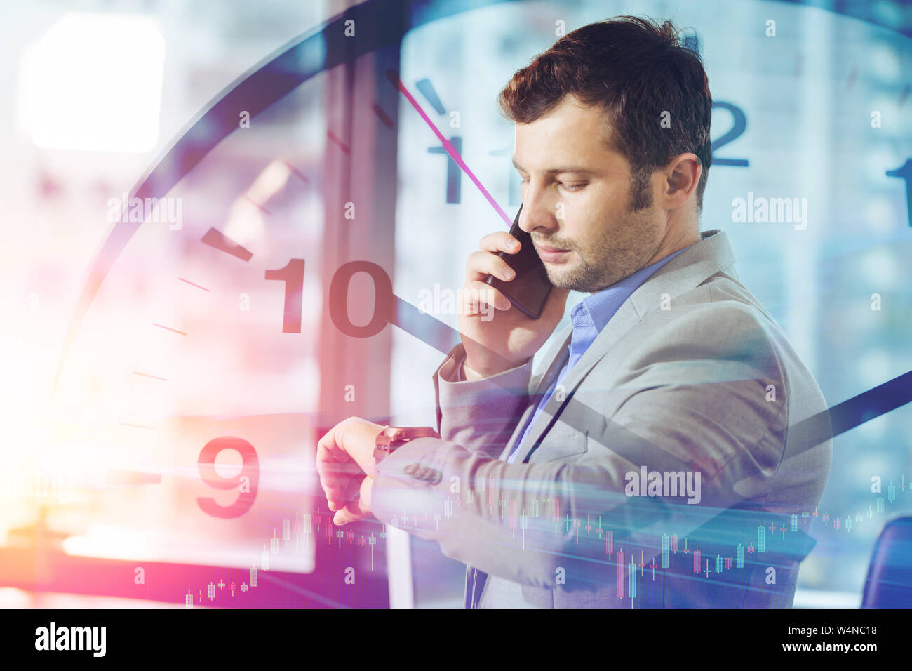 Business Times Konzept. Geschäftsmann Aufruf smart Handy beim Schauen, welche Zeit auf seine Armbanduhr overlay Zifferblatt. Stockfoto