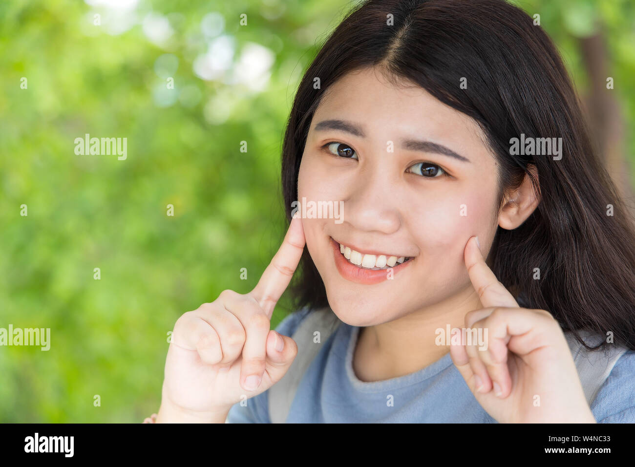 Nett Lächeln, junge Teen Asiatische bav Frauen Studentin Porträts mit gesunden gute Zähne Stockfoto