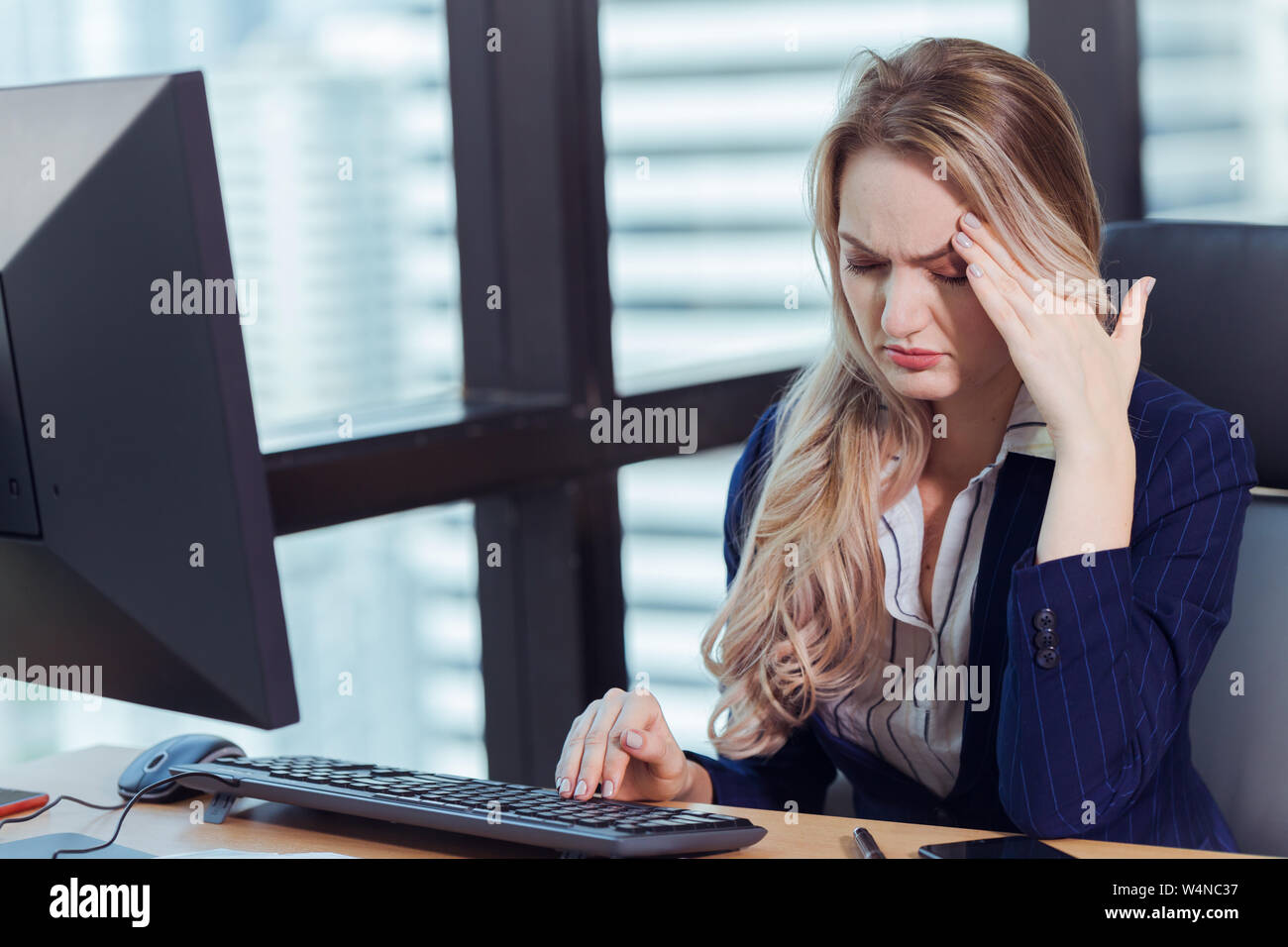 Office Worker oder Geschäftsfrau leiden Kopfschmerzen vom Bildschirm Stockfoto