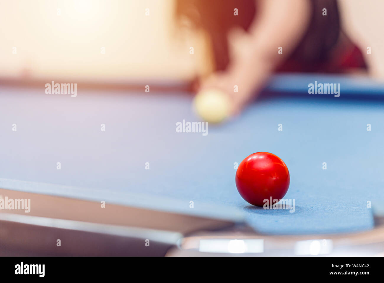Billard spielen oder den Pool Billardtisch closeup an den roten Ball Ziel geschossen. Business Target concept. Stockfoto