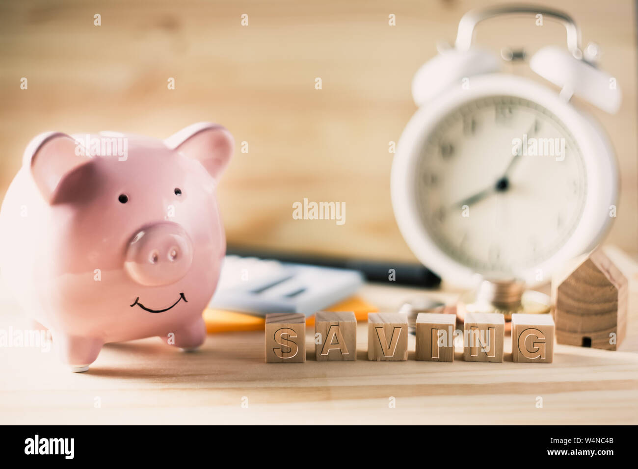 Zeit sparen mit Sparschwein Konzept Stockfoto