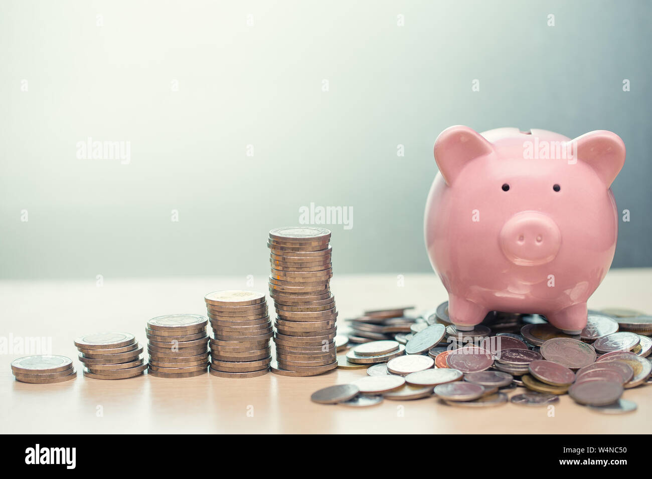 Sparen, Geld, Sparschwein mit Münze für persönlichen Reichtum Ertrag und Gewinn Financial Business Stockfoto