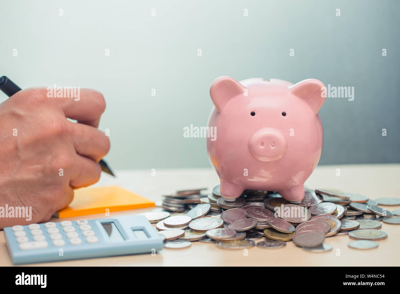Checkliste Geld sparen Mit dem Konto Hinweis für Einnahmen- und Konzept Stockfoto