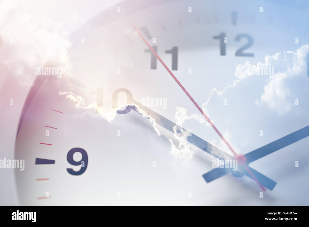 Jeden Tag mal Konzept, Morgen Uhr Overlay mit blauem Himmel Arbeitszeiten oder Unternehmen Zeit Stockfoto