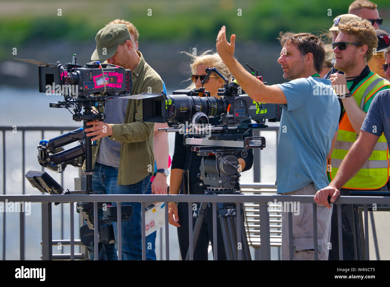 Hamburg, Deutschland, 13. Juni, 2019: Film Team auf den Stegen im Hamburger Hafen produziert einen Film. Stockfoto