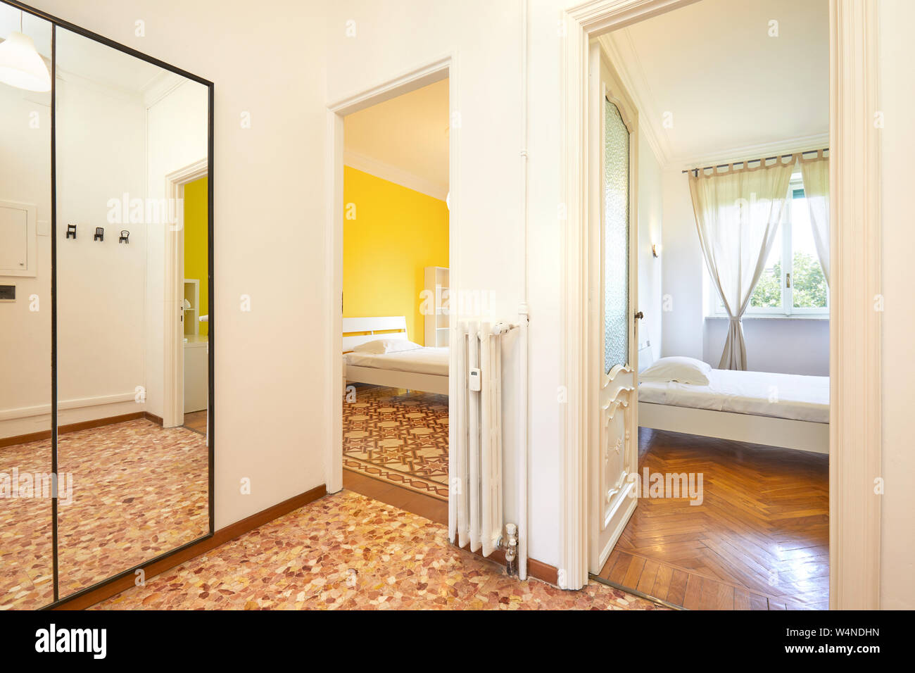 Wohnung Eingang und zwei Schlafzimmer in renovierte Interieur Stockfoto