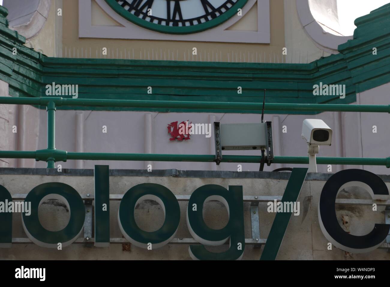 Cardiff, Wales, UK. 25. Mai 2019. Uhr Cardiff Central Station Tower mit einem winzigen Hand neu gestaltete Welsh dragon © Natasha Camilleri Stockfoto