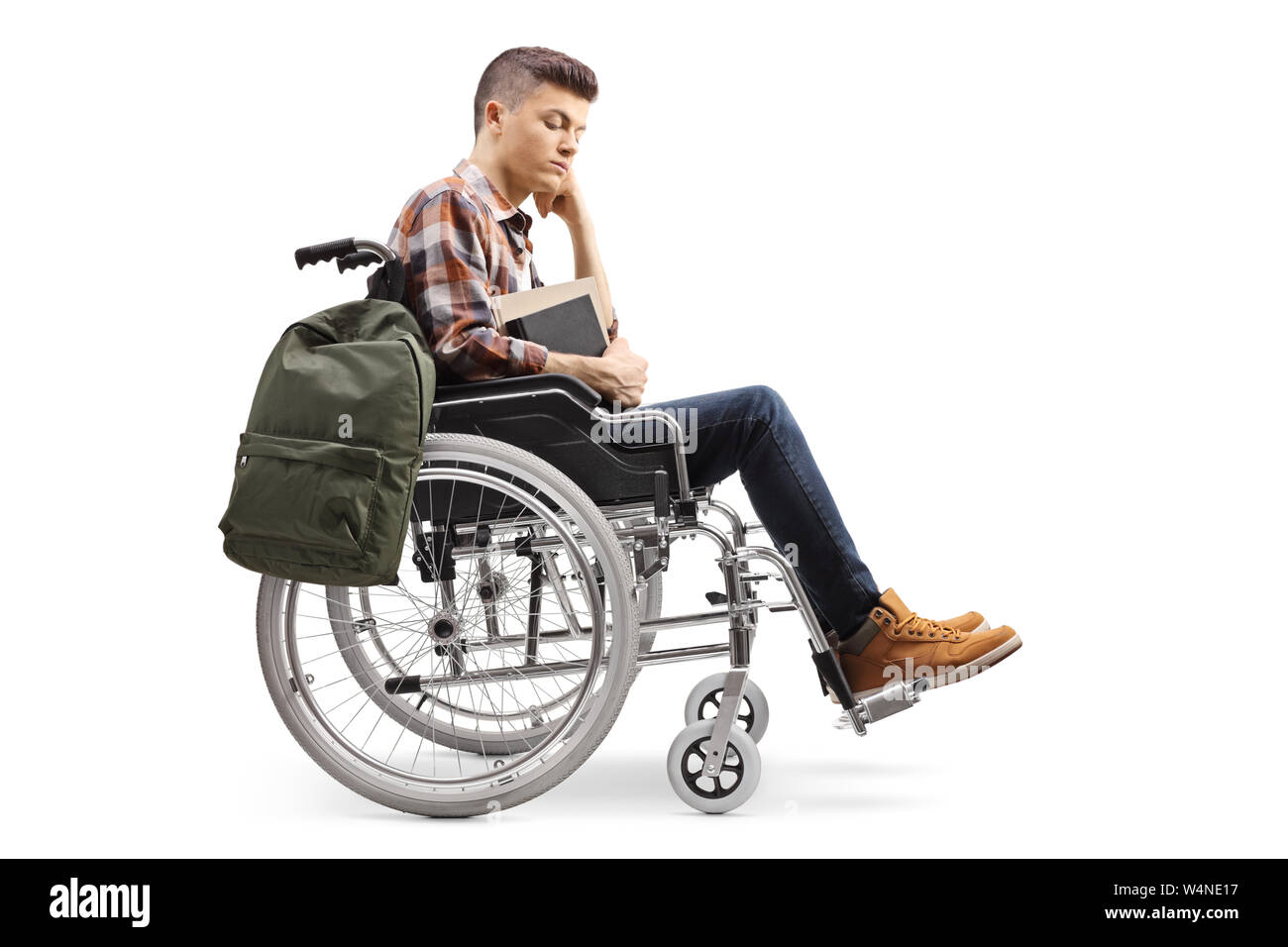 Unglücklich männliche behinderte Schüler im Rollstuhl auf weißem Hintergrund Stockfoto