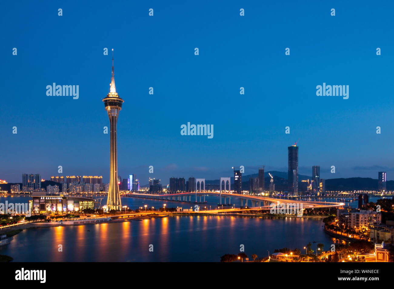 Abendliche Panorama von Macao Praia Grande, Sai Van Brücke, Taipa Bezirk und Turm, Torre de Macau. Se, Macau, China. Stockfoto