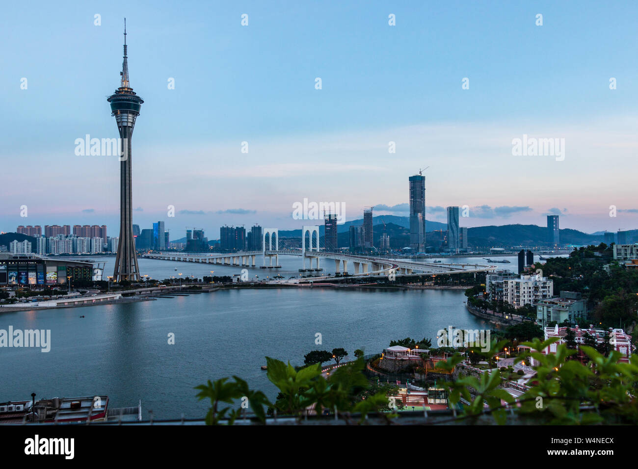 Die Skyline von Macau Praia Grande, Sai Van Brücke, Taipa Bezirk und Turm, Torre de Macau. Se, Macau, China. Stockfoto