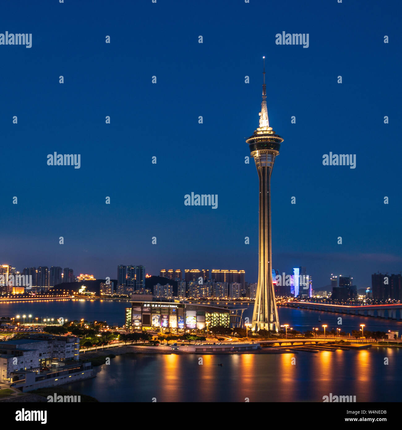 Night Skyline von Macao und Telekommunikation Turm, Torre de Macau. Se, Macau, China. Stockfoto