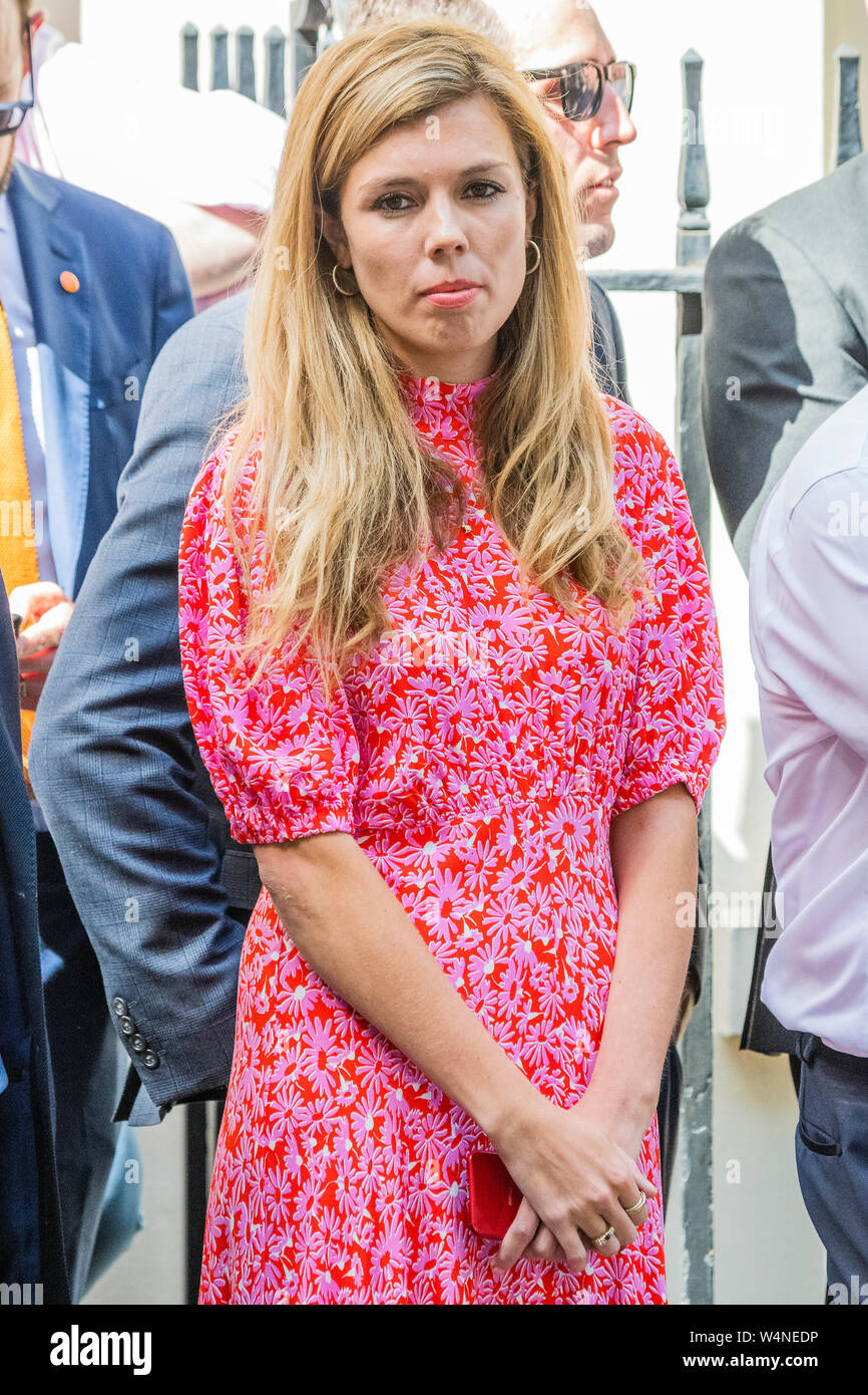 Downing Street, London, UK. 24. Juli, 2019. Carrie Symonds, Boris Partner, wartet mit seinem Team ooutside Nummer 11 - Boris Johnson, der neue Premierminister, kommt in Downing Street. Er ist ein Ersatz für die Theresa kann, nachdem sie unten trat. Credit: Guy Bell/Alamy leben Nachrichten Stockfoto