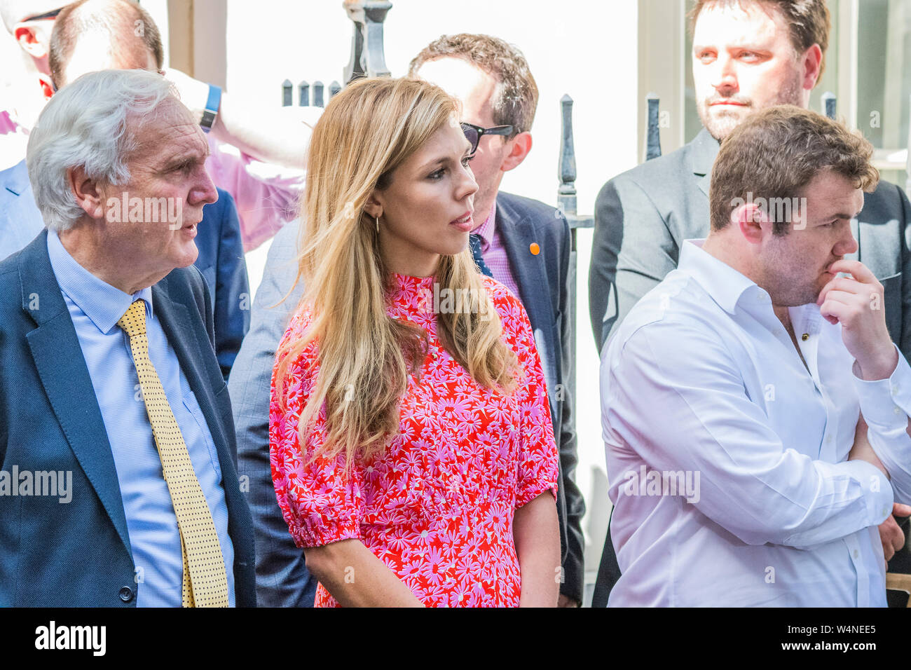 Downing Street, London, UK. 24. Juli, 2019. Carrie Symonds, Boris Partner, wartet mit seinem Team ooutside Nummer 11 - Boris Johnson, der neue Premierminister, kommt in Downing Street. Er ist ein Ersatz für die Theresa kann, nachdem sie unten trat. Credit: Guy Bell/Alamy leben Nachrichten Stockfoto