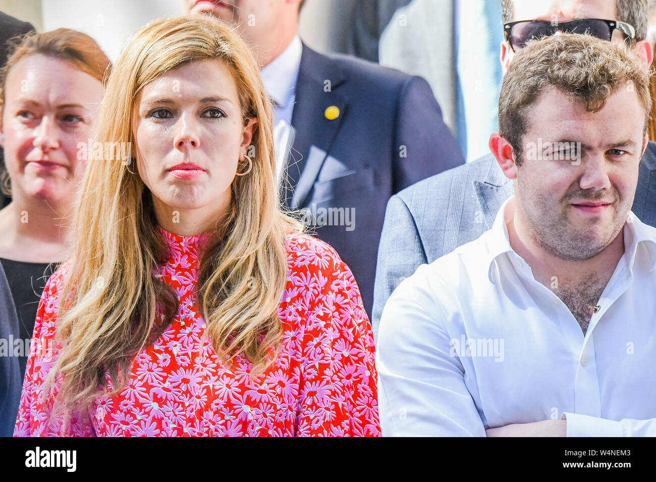 Downing Street, London, UK. 24. Juli, 2019. Carrie Symonds, Boris Partner, wartet mit seinem Team ooutside Nummer 11 - Boris Johnson, der neue Premierminister, kommt in Downing Street. Er ist ein Ersatz für die Theresa kann, nachdem sie unten trat. Credit: Guy Bell/Alamy leben Nachrichten Stockfoto