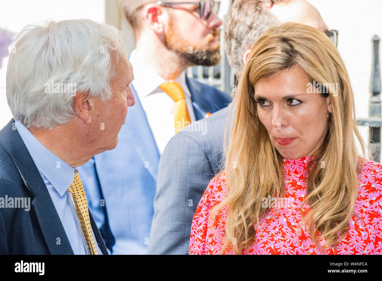 Downing Street, London, UK. 24. Juli, 2019. Carrie Symonds, Boris Partner, wartet mit seinem Team ooutside Nummer 11 - Boris Johnson, der neue Premierminister, kommt in Downing Street. Er ist ein Ersatz für die Theresa kann, nachdem sie unten trat. Credit: Guy Bell/Alamy leben Nachrichten Stockfoto