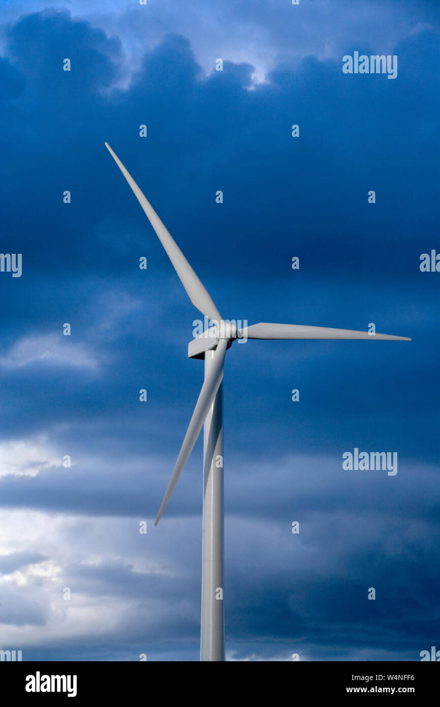 Windmühle gegen die stürmischen Himmel Stockfoto