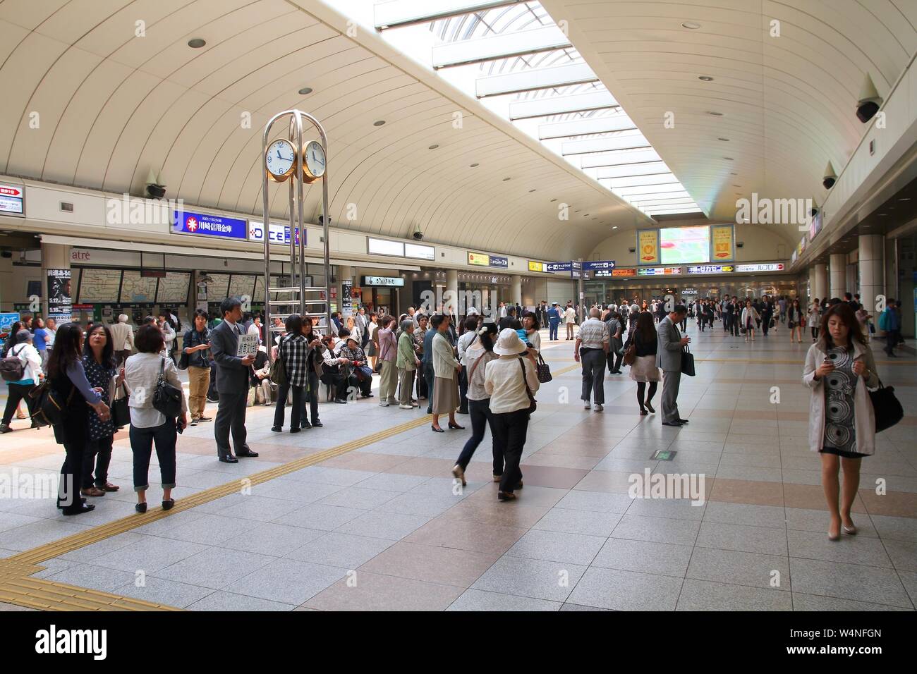 KAWASAKI, Japan - 10. MAI 2012: Passagiere am Bahnhof Kawasaki in Kawasaki, Japan warten. Mit 185,300 täglich Passagiere im Jahr 2010 Es ist 2 St Stockfoto