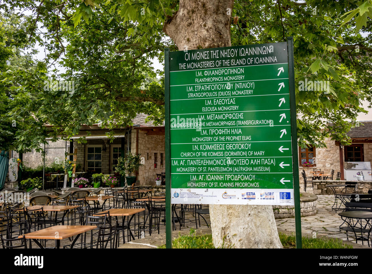 IOANNINA, Griechenland - 6 Juni, 2019 - Große grüne Brett gibt Tourist Info in Griechisch und Englisch an der Ioannina Insel Port auf See Pamvotida in der Nähe der Beau Stockfoto