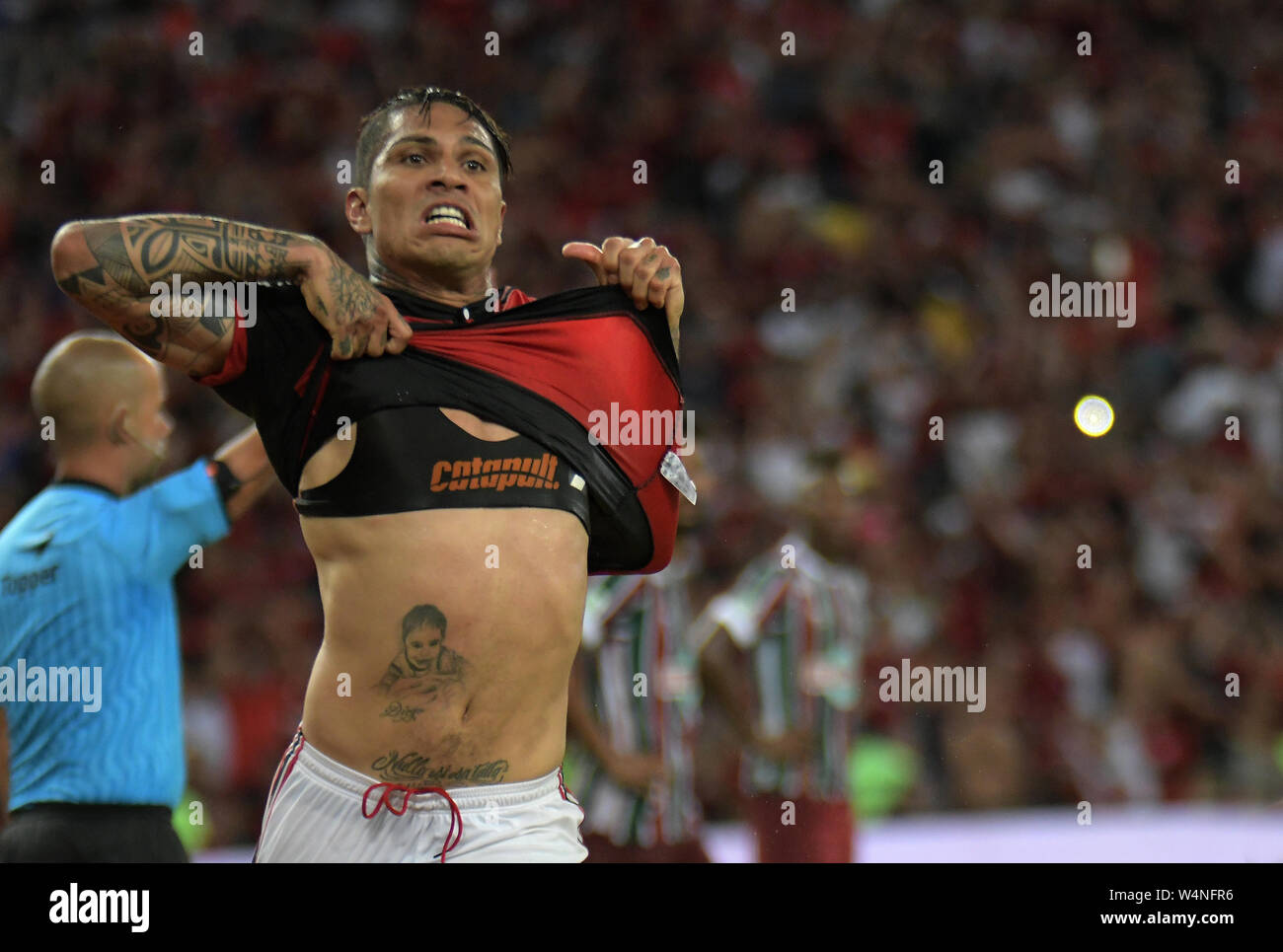 Flamengo soccer Player, Paolo Guerrero, sein Ziel feiern in Flamengo Vs. Fluminense im Maracanã-Stadion in Rio de Janeiro, Brasilien Stockfoto