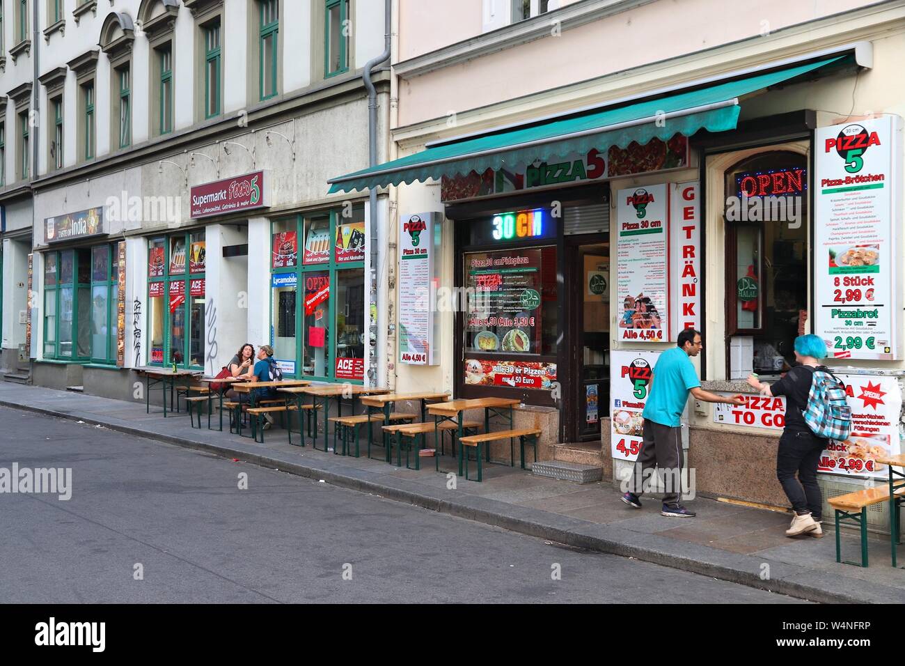 DRESDEN, Deutschland - Mai 10, 2018: die Menschen besuchen Restaurants in der Neustadt von Dresden. Neustadt ist ein angesagtes Viertel der schrulligen Restaurants und Altern Stockfoto