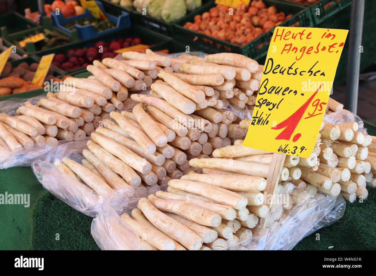 Deutschland Spargelzeit - weißer Spargel an den lokalen Markt in Nürnberg, Bayern verkauft. Stockfoto