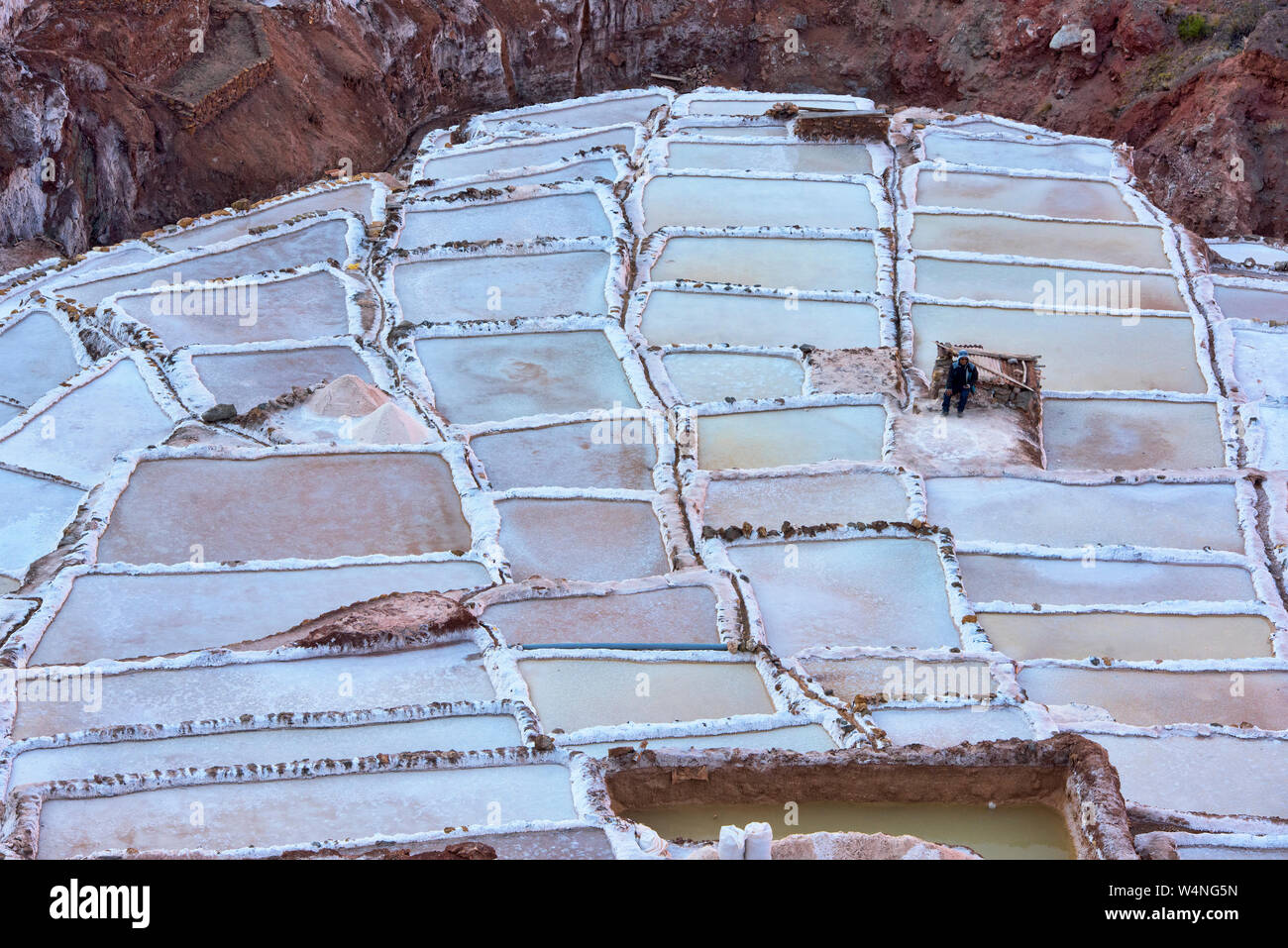 Arbeitnehmer durch die Salinen von Maras, das Heilige Tal, Peru umgeben Stockfoto