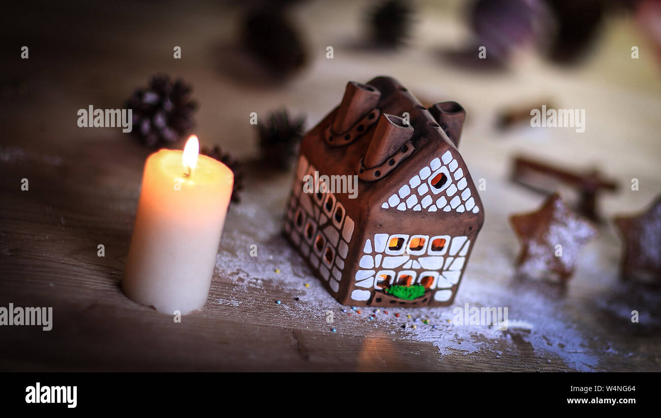 Lebkuchenhaus Kerze auf unscharfen Hintergrund der Tabelle. Foto mit Kopie Raum Stockfoto