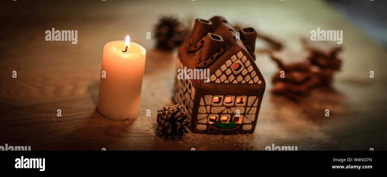 Lebkuchenhaus Kerze auf unscharfen Hintergrund der Tabelle. Foto mit Kopie Raum Stockfoto