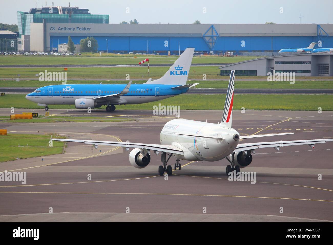 AMSTERDAM, NIEDERLANDE, 11. JULI 2017: Air France und KLM Flugzeug am Flughafen Schiphol in Amsterdam. Der Flughafen Schiphol ist der 12 verkehrsreichsten Flughafen der worl Stockfoto