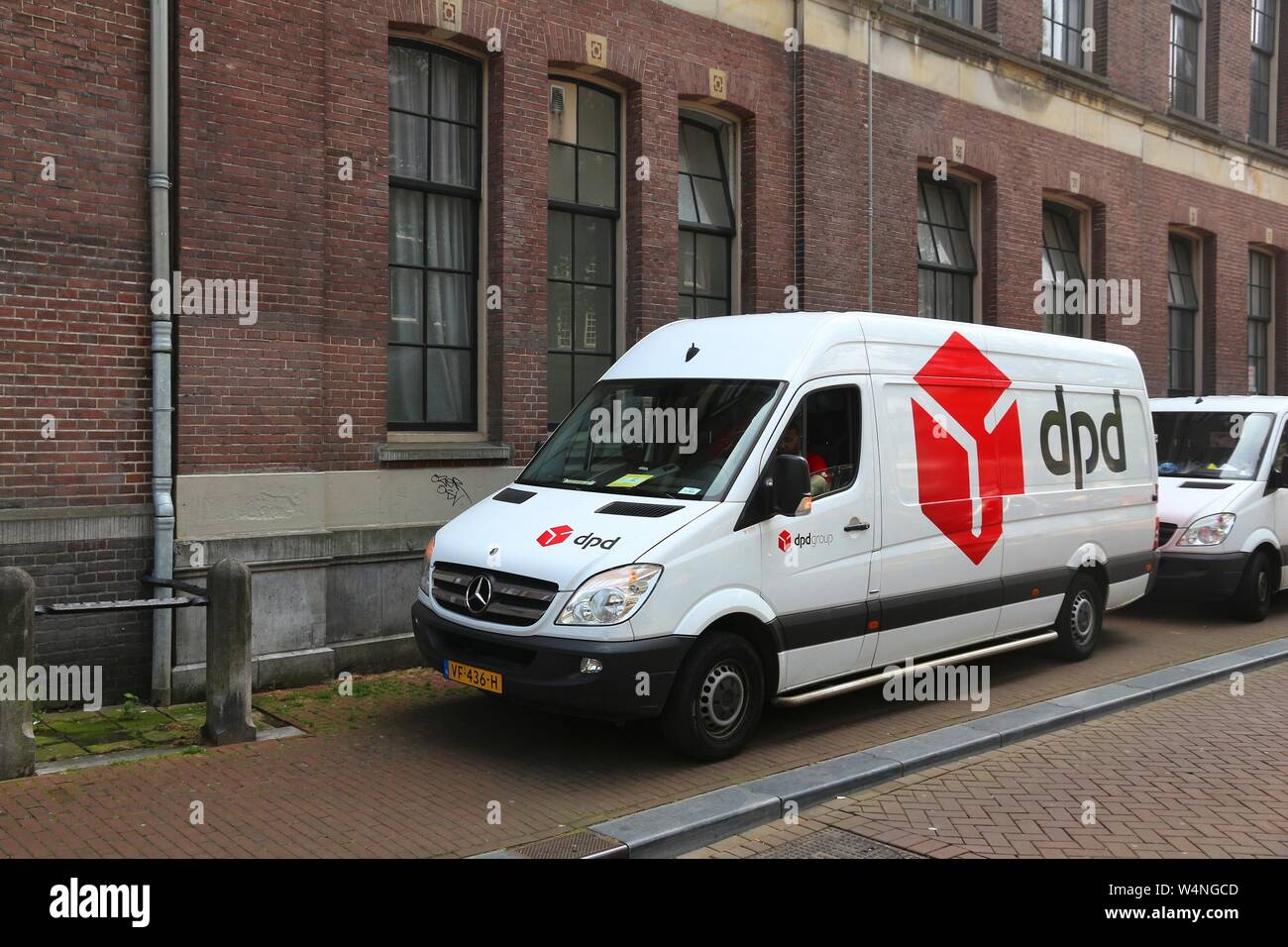 AMSTERDAM, NIEDERLANDE, 7. Juli 2017: DPD Paket Lieferung van Amsterdam, Niederlande. DHL ist Weltmarktführer im Luft- und e-mail. Es existiert Stockfoto