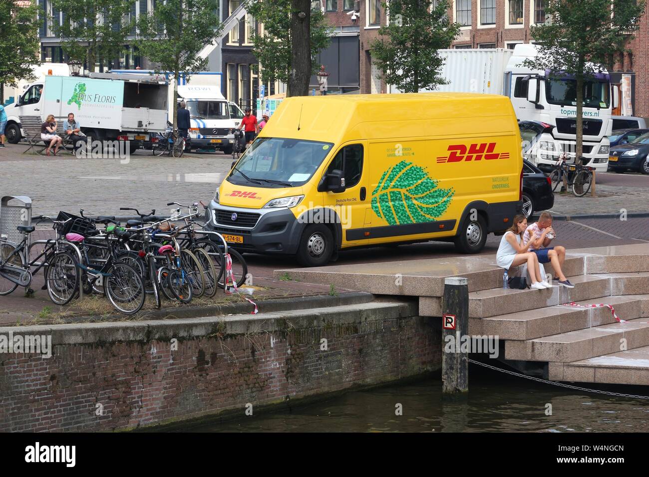 AMSTERDAM, NIEDERLANDE, 7. Juli 2017: DHL elektrische Fiat Ducato Lieferwagen in Amsterdam, Niederlande. DHL ist Weltmarktführer im Luft- und ma Stockfoto