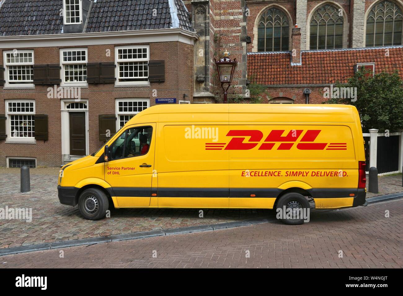 AMSTERDAM, NIEDERLANDE - 10 JULI 2017: DHL Express van Amsterdam, Niederlande. DHL ist Weltmarktführer im Luft- und e-mail. Sie existiert seit dem 1. Stockfoto