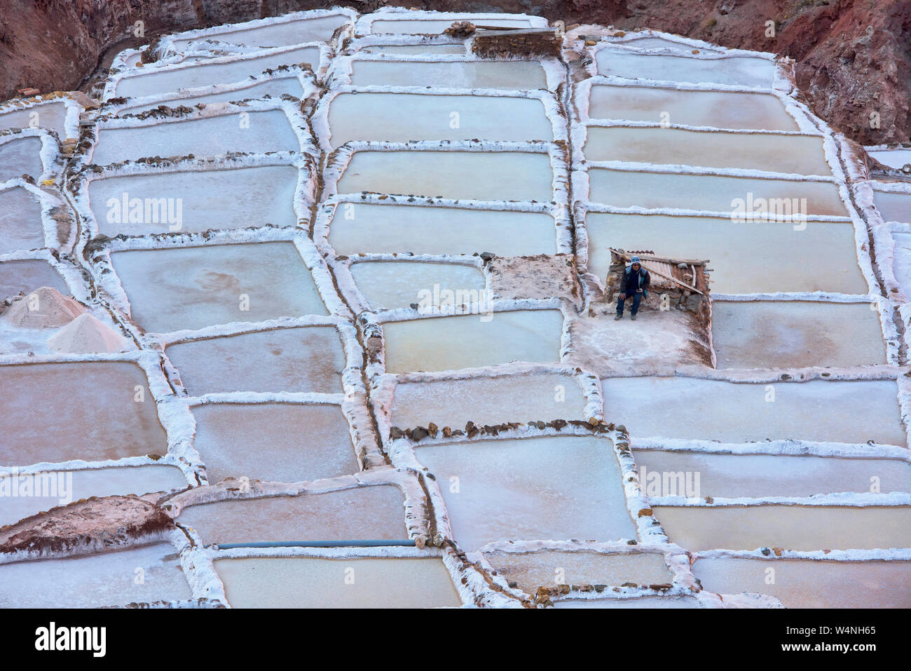 Arbeitnehmer durch die Salinen von Maras, das Heilige Tal, Peru umgeben Stockfoto