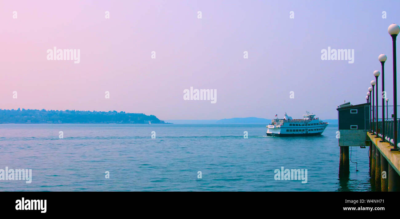 Seattle, Washington, USA (Mai 5, 2019) Tolles Rad auf Pier 58 Während der Goldenen Stunde vor Sonnenuntergang, Alaskan Weg, Downtown, touristische Boot springen, Sitz Stockfoto