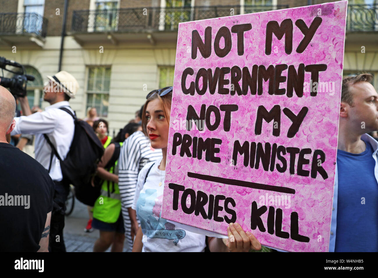 Hinweis Sprache auf Anzeichen einer anti-Boris Johnson Protest in Russell Square, London, an dem Tag, als er Premierminister werden. Stockfoto