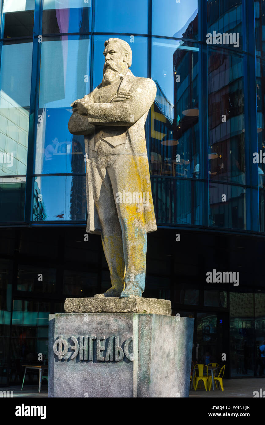 Statue von Friedrich Engels gebracht aus einem Dorf in der Ukraine, die vom Künstler Phil Collins. Tony Wilson, erste Straße, Manchester, UK Stockfoto