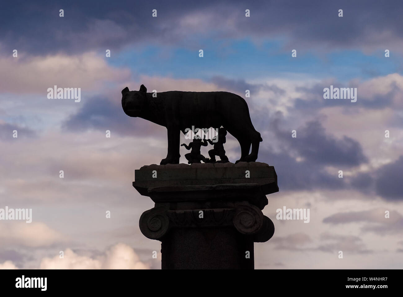 Legendäre Kapitolinischen Wolf mit königlichen Zwillinge oben auf dem Kapitol in Rom, gegen schöne Wolken Stockfoto