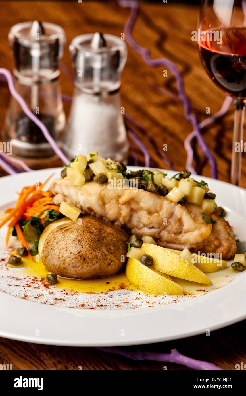 Schönen cod Gericht mit Glas Wein. Stockfoto