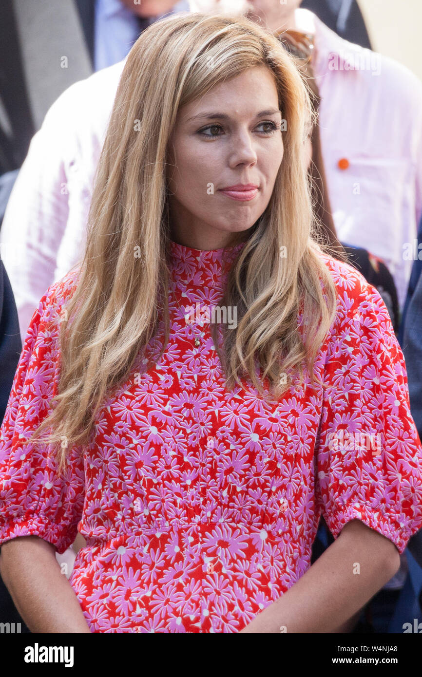 London, Großbritannien. 24. Juli, 2019. Carrie Symonds, Boris Johnson's Freundin, wartet auf ihn in der Downing Street als Premierminister zum ersten Mal ankommen, die offiziell von der Königin kurz vor dem Buckingham Palace ernannt. Credit: Mark Kerrison/Alamy leben Nachrichten Stockfoto