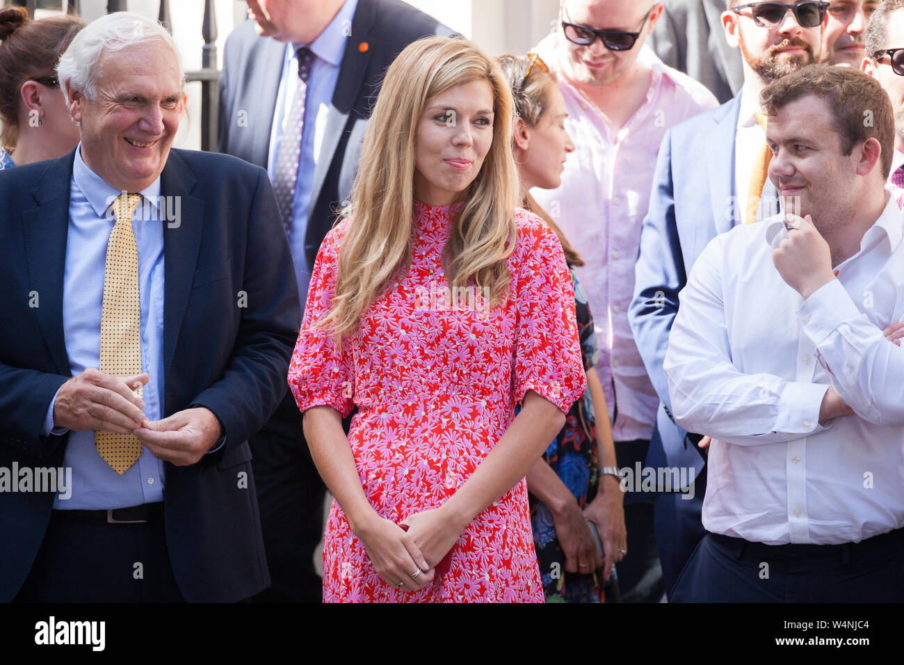 London, Großbritannien. 24. Juli, 2019. Carrie Symonds (c), Boris Johnson's Freundin, wartet auf ihn in der Downing Street als Premierminister zum ersten Mal ankommen, die offiziell von der Königin kurz vor dem Buckingham Palace ernannt. Credit: Mark Kerrison/Alamy leben Nachrichten Stockfoto
