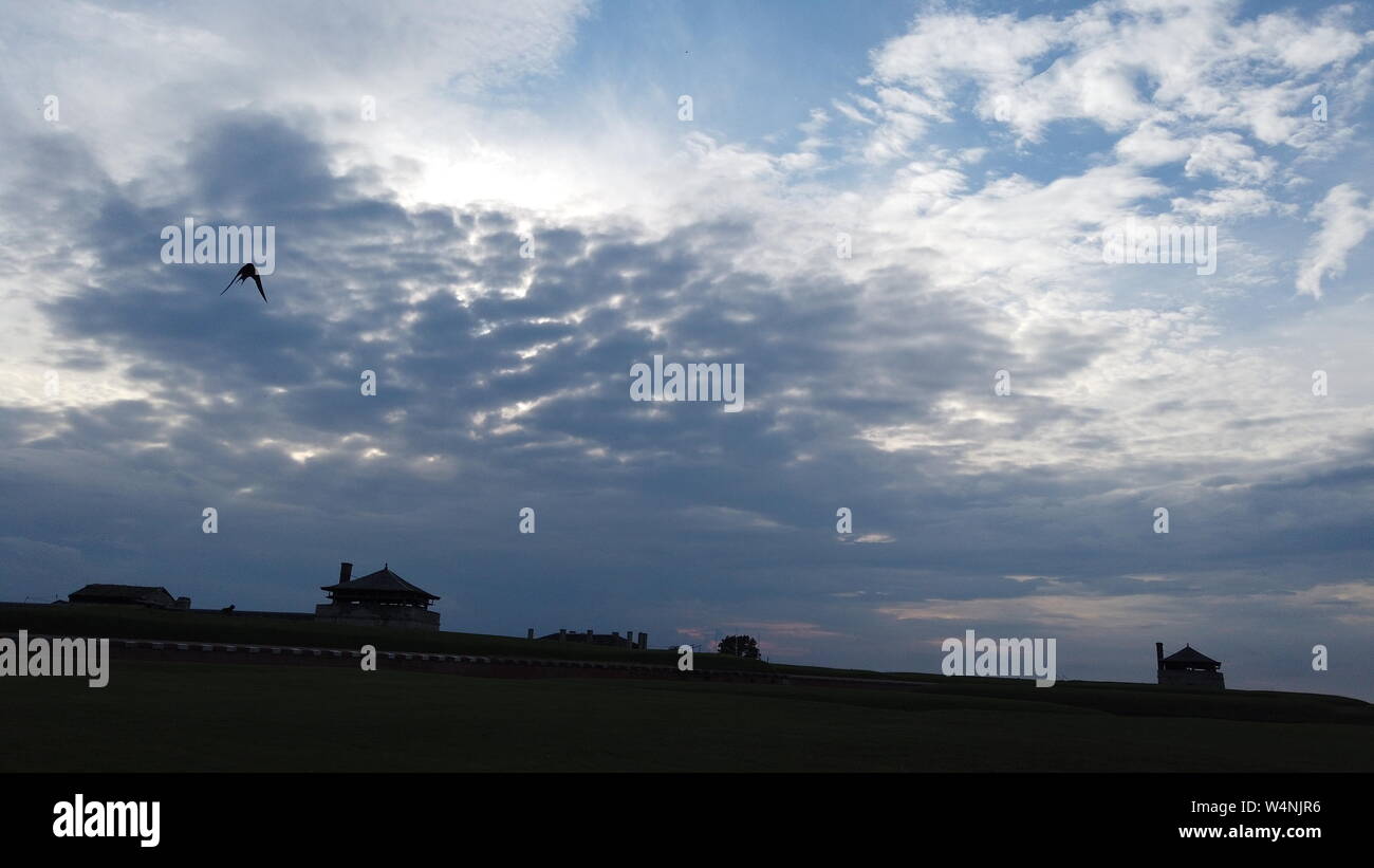 Landhaus auf einem Hügel unter den Wolken Stockfoto