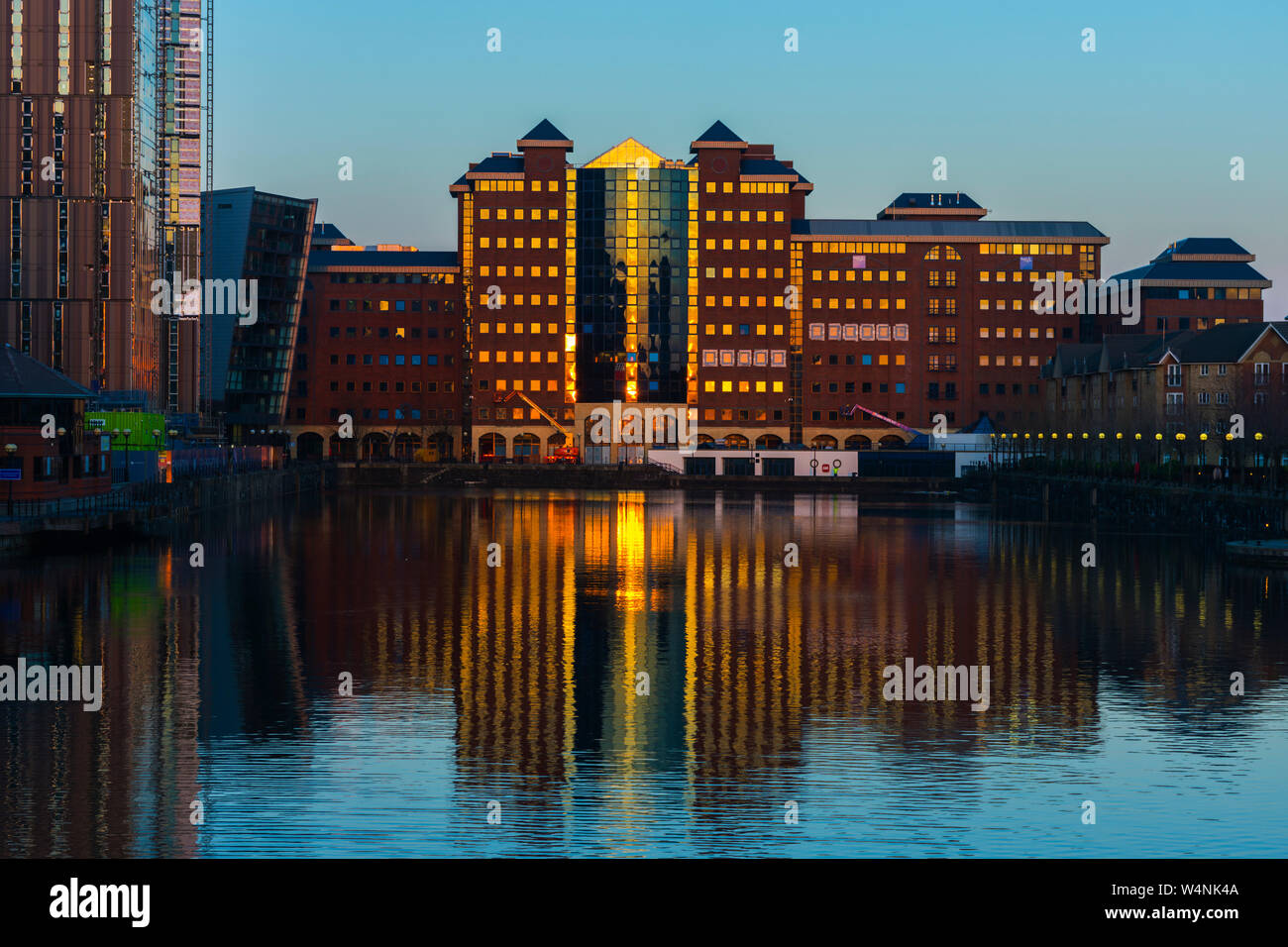 Die Anchorage Quay Bürogebäude bei Sonnenuntergang, Erie Becken, Salford Quays, Manchester, UK Stockfoto