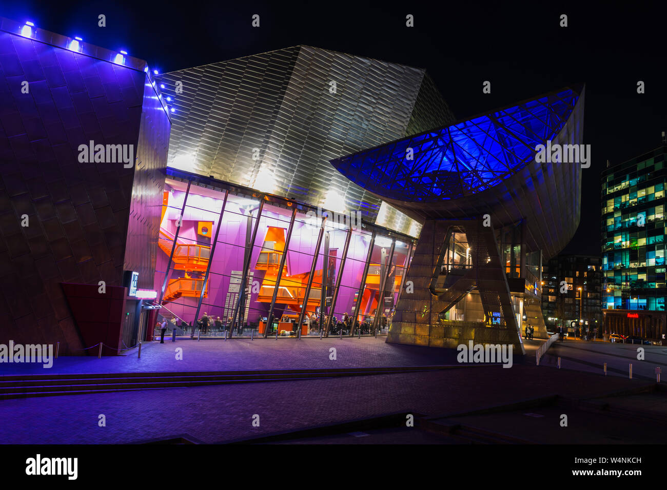 Das Lowry Arts Center bei Nacht, Salford Quays, Manchester, England, Großbritannien Stockfoto