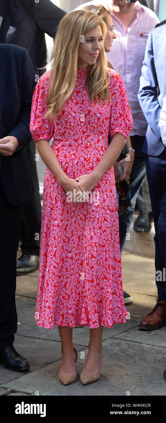 Downing Street, London, UK. 24. Juli, 2019. Boris Johnson's Partner, Carrie Symonds, wartet auf Boris bei Nummer 10 Downing Street zu kommen. Der neue Premierminister, Boris Johnson, kommt an der Downing Street nach einem Besuch zum Buckingham Palast, wo er die Königin, die ihn bat, eine Regierung zu bilden. Credit: Tommy London/Alamy leben Nachrichten Stockfoto